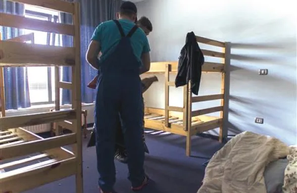 Včeraj so popolnoma izpraznili apartma v Sežani, kjer je živelo še pet nekdanjih delavcev podjetja v stečaju Gratim