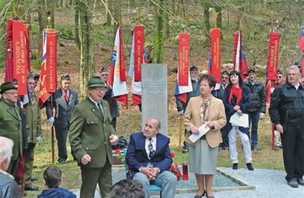 Na nedeljski slovesnosti je bil častni gost Srečko Tušar (v sredini), edini še živeči diverzant akcije, v kateri so se partizani skozi Črno jamo prebili v Postojnsko jamo in Nemcem zažgali vagone letalskega bencina