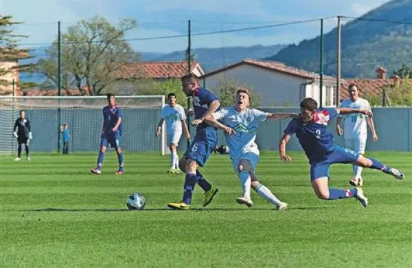 Matic Črnic (Aluminij, beli) se je - tako kot drugi Slovenci - pogosto znašel v sendviču postavnejših Hrvatov