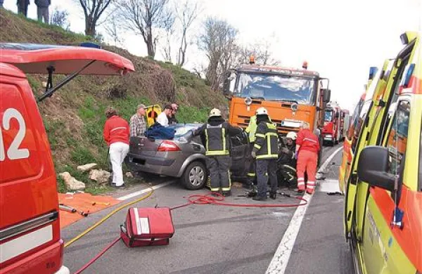 35-letni voznik avtomobila je  v Hraščah zapeljal na nasprotni vozni pas in čelno trčil v tovornjak postojnske izpostave CPK