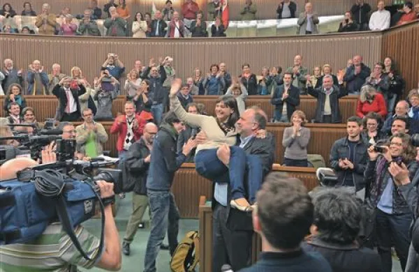 Tržaški župan  Roberto Cosolini je tako slavil zmago Debore Serracchiani, nove guvernerke Furlanije-Julijske krajine