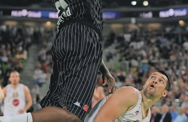 Košarkarji Olimpije (na fotografiji v belem dresu Sašo Ožbolt) so nazadnje igrali v finalu pred dvema sezonama s Partizanon (črni dres). Leta  2002 so bili prvi zmagovalci lige,  v prihodnji sezoni pa Olimpije ne  bo v evroligi.
