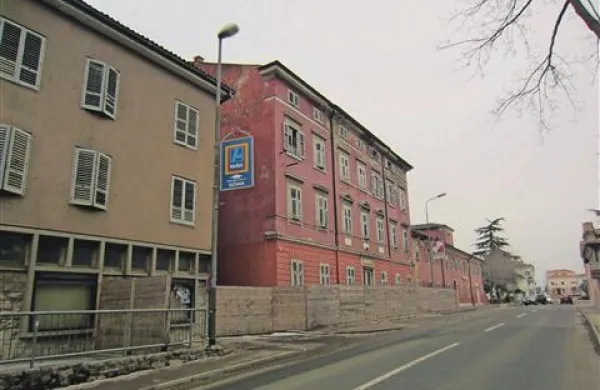 Znameniti sežanski hotel Triglav  bo po vsej verjetnosti vendarle  dobil novega gospodarja, ki ga namerava obnoviti v obstoječih gabaritih 