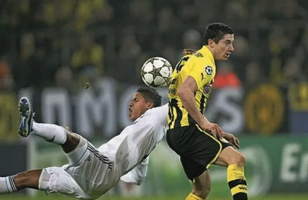 Junak tekme je bil poljski napadalec Robert Lewandowski (v rumeno-črnem, fotografija je iz arhiva), ki je Madridčanom nasul štiri gole in svoji ekipi na široko odprl vrata do finala na Wembleyju