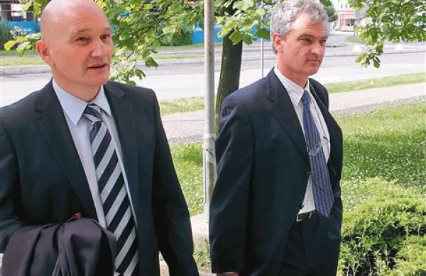 Odvetnik Boštjan Penko (levo) je napovedal, da se bosta s Klavdijem Mallyjem pritožila na ponovno zavrnitev prošnje, da bi kazen odslužil z družbeno koristnim delom
