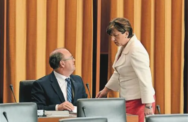 Opozicija je glasovala proti noveli zakona o holdingu (na fotografiji Jožef Horvat in Ljudmila Novak iz NSi)