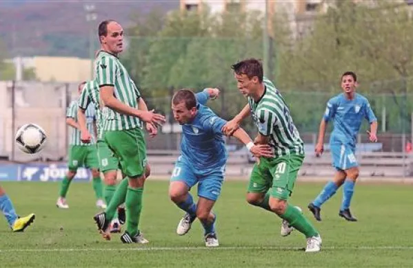 Aris Zarifović (v zeleno belem dresu levo) bo budno pazil na nekdanjega soigralca Dejana Žigona (v modrem v sredini)