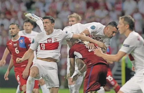 Robert Lewandowski (v belem dresu št. 9 poljske reprezentance) je v sredo potopil madridski Real