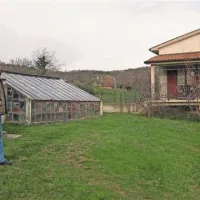  Giorgio Dellosto gleda proti hribu v ozadju, izpod katerega bo prišla hitra cesta in vzela njegovo hišo 