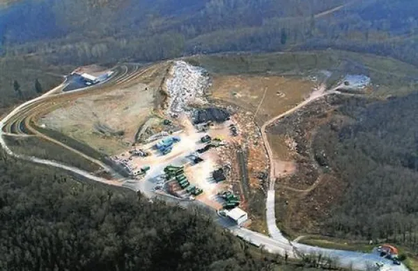 Občan je pred dnevi pri  odlagališču v Stari Gori naletel na  truplo, ki je bilo menda že v precej razpadajočem stanju