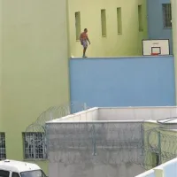 Pred skoraj šestimi leti se je sprehajal po notranjem zidu koprskega zapora in pritegnil poglede številnih obiskovalcev bližnjega trgovskega centra
