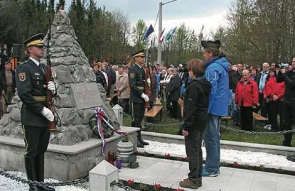 Spominska slovesnost v spomin na nanoško bitko, eno prvih partizanskih bitk na Primorskem, ki se je tu odvijala 18. aprila 1942, ter v počastitev spomina na ustanovitev OF ter počastitev dneva upora proti okupatorju