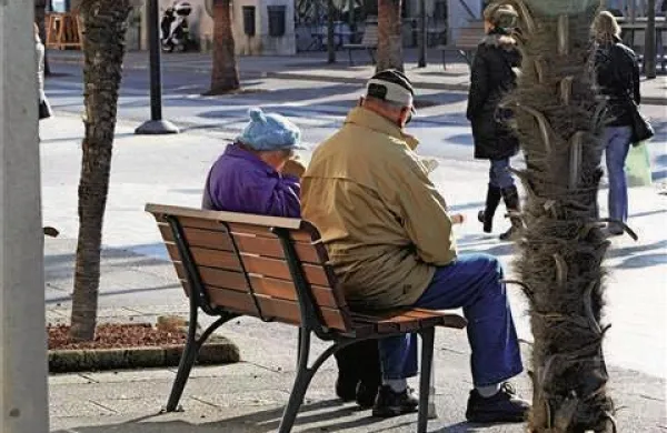 Upokojenci bodo aprilske pokojnine prejeli v torek, ko je zadnji dan v mesecu.  Tisti, ki jim je varčevalni zakon z junijem lani pokojnino znižal, bodo v skladu z ustavno odločbo znova dobili znesek kot pred znižanjem. Foto: Zdravko Primožič/FPA
