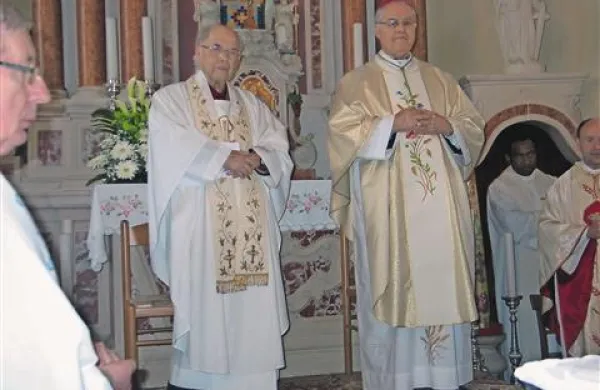 Pater Ivan Tomažič (na levi) in škof Metod Pirih na slavnostni maši