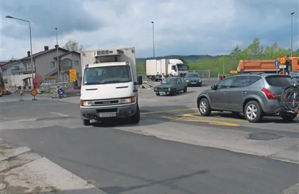Gradbišče krožišča pri Mikozi je od petka do včeraj   povzročalo velike prometne zastoje