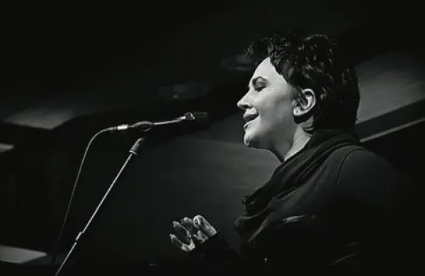Za Amiro Medunjanin pogosto poudarjajo, da je “bosanska Billie Holiday”, časnik Sunday Times pa je ocenil, da poje “enostavno kot angel”