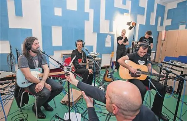 Hamo in Trubute 2 Love so zaigrali tudi z gostom presenečenja - s svojim  dobrim prijateljem  Rudijem Bučarjem, ki se je oblekel v prav posebej srčno majčko