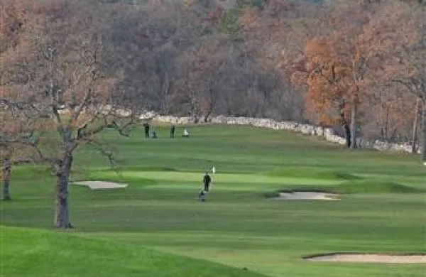 &Scaron;irili bi golf in ukinili zavarovano območje