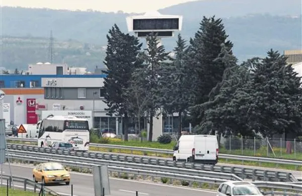 Dokler niso izklopili električnega omrežja za celotno območje nekdanjih servisnih in prodajnih hal, je stolp mimoidočim dolgo servisiral aktualne informacije