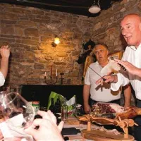 Ljubljanski gostinec in kraški vinar Svetozar Raspopović ter njegov kolega Dragan Vučurević iz Srbije (z desne) sta ob vinih, pridelanih v amforah, ponujala pršut iz mangalice  