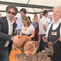 Gostilna Pri Lojzetu z Zemona sta v Izoli s pršutom v testu s hrenovo omako  zastopala Tomaž Kavčič (levo) in Jovica Ilić 