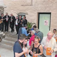 Festivalsko dogajanje je s svojimi napevi popestrila klapa Solinar (v ozadju), žal brez obolelega Slavka Ivančića