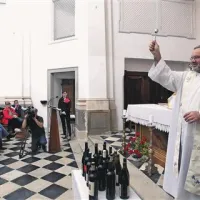 Izolski župnik Janez Kobal je blagoslovil festivalsko prizorišče in vina