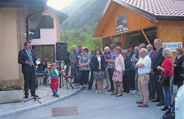   Pavel Tonkli (levo) z družino se trudi za to, da bo vstopna točka v državo kar se da prijazna 