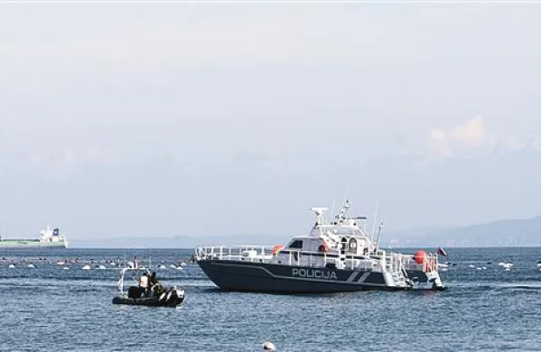 Medtem ko so pomorski policisti na morju patruljirali, so se v pisarnah grdo gledali  in ...
