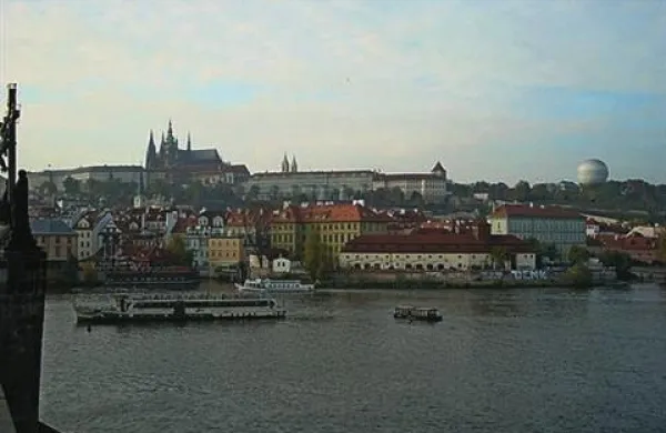 V eksploziji, ki je poškodovala neko poslovno stavbo v središču češke prestolnice Praga, je bilo po zadnjih podatkih poškodovanih več kot 50  ljudi