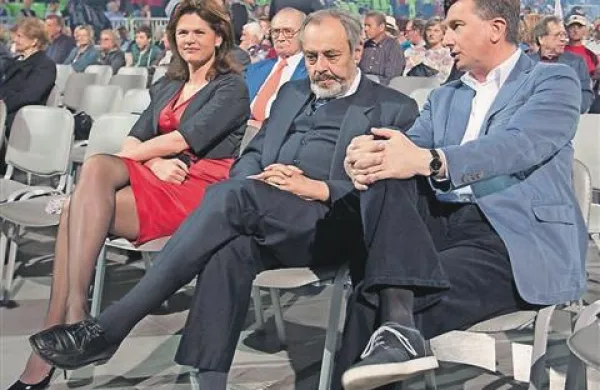 Alenka Bratušek, Ernest Petrič in Borut Pahor (z leve). Predsednica vlade zna peti partizanske pesmi, so ugotovili obiskovalci koncerta, Pahorju pa je pevec dua Bakalina Jani Kutin, preden je zapel Bando kravatarsko z odra navrgel: “Gospod predsednik se je očitno dobro seznanil s programom, saj je prišel brez kravate.”