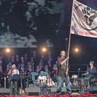 Vstajniško zastavo je na odru vihtel reper Darko Nikolovski, ki je  prepričljivo izbrisal časovno razdaljo med včerajšnjim in jutrišnjim uporništvom  