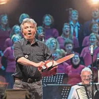 Iztok Mlakar je navdušil in nasmejal dvorano že z uvodnim pozdravom: “Zapeli bomo simfonijo v petih molih za pevski zbor in rdečo motorko. Petih molih zato, ker Primorci ne moliramo nikoli. In ker smo v mol, torej v Mestni občini Ljubljana.”