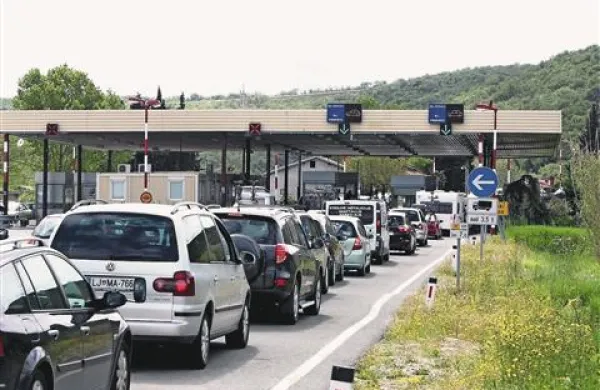 Na mejnem prehodu Sečovlje  so v soboto potniki v osebnih avtomobili na vstop v Hrvaško čakali približno 45 minut