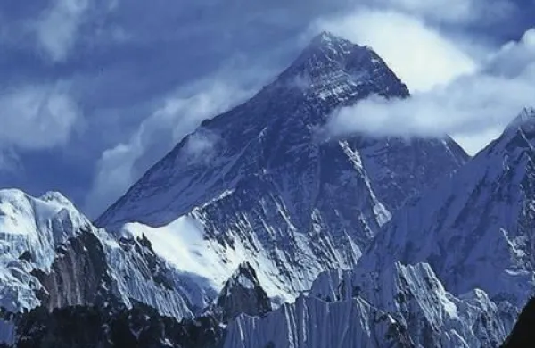 Nepalska policija preiskuje domneven pretep med slavnima evropskima alpinistoma in njunimi šerpami na Mount Everestu