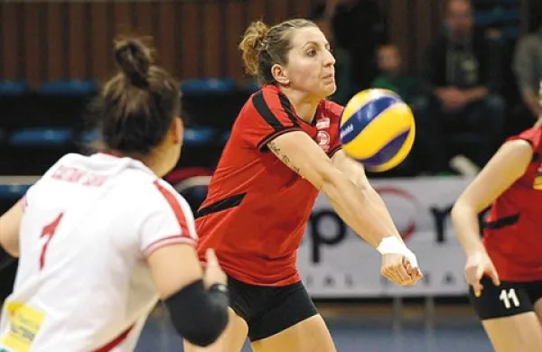 Sara Valenčič (ob sprejemu) se je dobro znašla v dresu belgijskega Charleroija