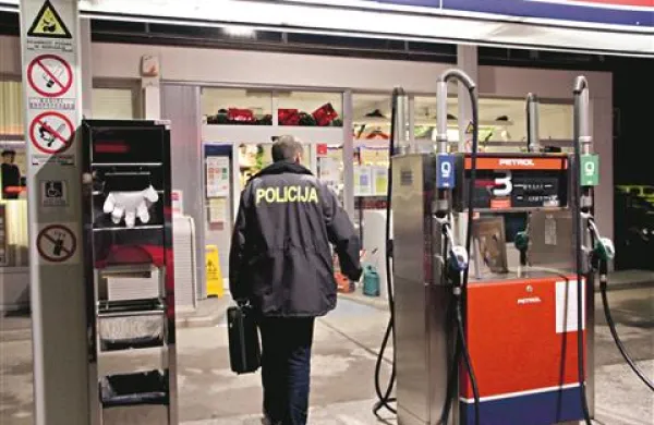 Novembra se je po ropu bencinskega servisa v Šempasu za roparji izgubila vsaka sled