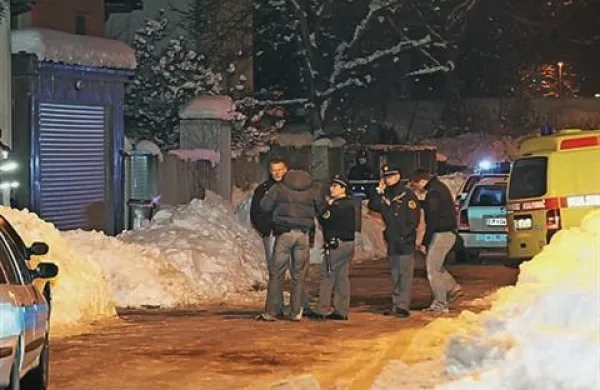 Po pravnomočni obsodbi nekdanjega komandirja Policijske postaje Vič v Ljubljani Franca Marolta, ki je policistki kratil pravico do zasebnosti z brskanjem po njenem mobilnem telefonu, ker je želel najti avtorja fotografije golega trupla Saše Baričeviča, policistka od države zahteva odškodnino v višini 7000 evrov