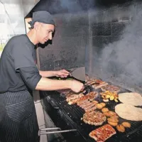 Mojster žara Aladin Imširović iz koprske restavracije Nimis  pravi, da čevapčiče pripravljajo iz trikrat mlete mlade govedine, ki ji dodajo  sol, poper in nekaj začimb, ki naj ostanejo skrivnost 