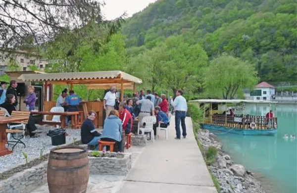 Ob mostarskem jezeru so vsi vpleteni v turizem sezono odprli v petek z novo ponudbo, okrepčevalnico agencije, ki izposoja tudi čolne. Povezala se je tudi z lastniki Barke, ki vabi na plovbo po jezeru. 