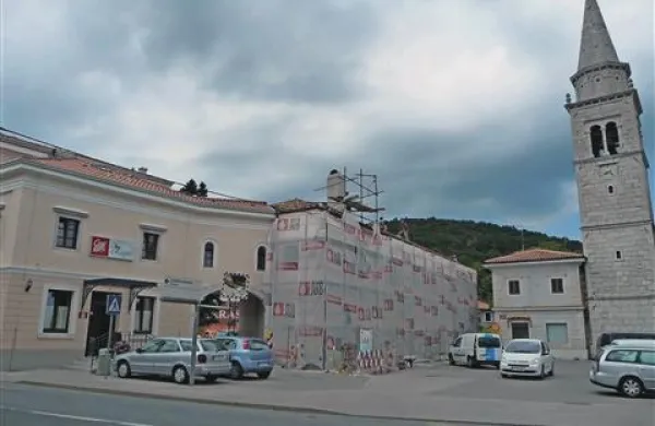 Eden izmed “krivcev”, da se je središče Sežane znašlo med območji, potrebnimi varovanja, naj bi bil tudi zvonik sežanske cerkve, ki bi lahko nudil zavetje ogroženim vrstam ptičev