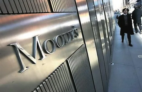 Če bi se izkazalo, da je Moody's ravnal povsem samostojno pri znižanju ocene, finančni analitik Andraž Grahek pravi, da bo Slovenija lahko tožila agencijo in iztožila veliko odškodnino, ker so ji naredili škodo