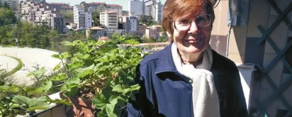 Vera Sardoč na balkonu svojega stanovanja v Trstu