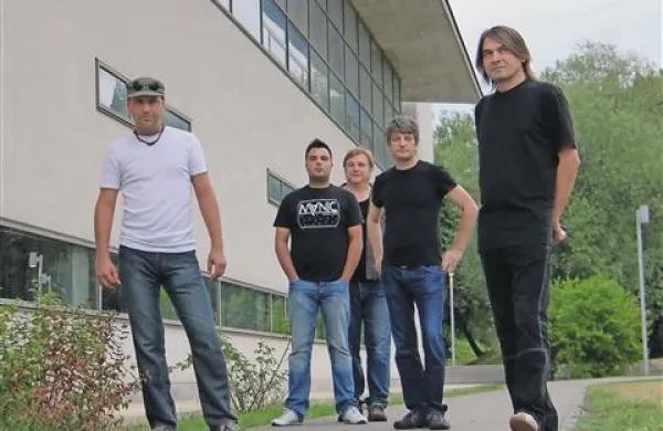Avtomobili - jutri po petih letih spet v Kopru (z leve): kitarist Boštjan Andrejc - Bushy, bobnar David Morgan, klaviaturist in avtor glasbe Mirko Vuksanovič, basist David Šuligoj in pevec Marko Vuksanovič   