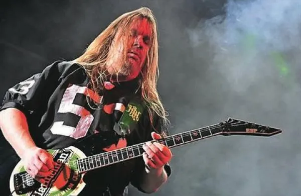 V 50. letu starosti je zaradi odpovedi jeter umrl kitarist kultne metal zasedbe Slayer Jeff Hanneman