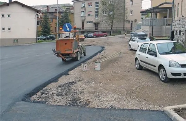Del parkirišča pa bo ostal makadamski