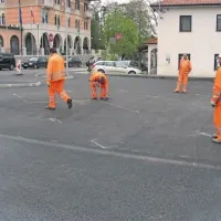Delavci podjetja CPK so minule dni zarisovali črte obnovljenega parkirišča v bližini občinske stavbe središču mesta