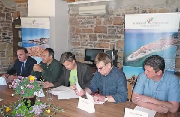 Od leve: Jadran Furlanič, Denis Goja, Matjaž Primc, Alberto Pucer in Dean Grižon so predstavili dogajanje ob Prazniku olja in bledeža