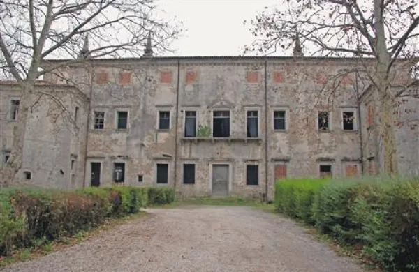 V prihodnjih dneh naj bi deloma podrta graščina sredi Vipolž nehala samevati