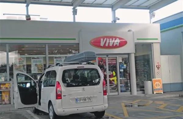 Roparja iz Izole so izdale sledi, ki jih je pustil v prodajalni bencinskega servisa